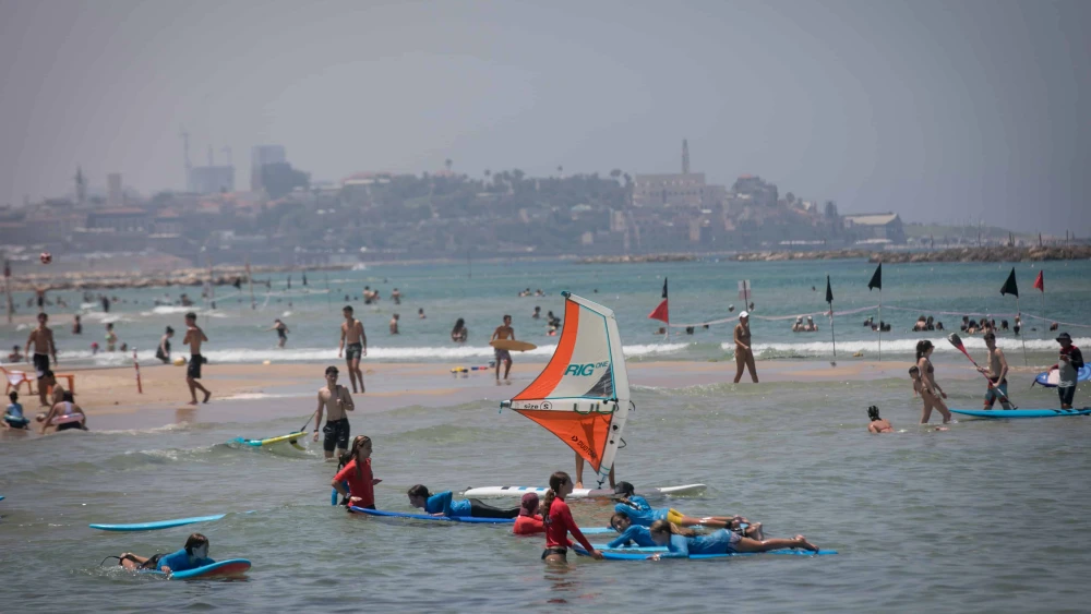 Israelis and tourists enjoy the beach in Tel Aviv, July 17, 2023. Photo by Miriam Alster/Flash90.