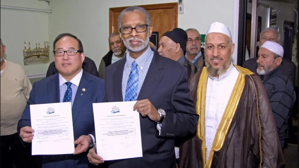 At Al-Aqsa Islamic Society on Feb. 18, 2016, City Councilman David Oh (left) and State Senator Art Haywood (center) signed the Arab American Institute's "Pledge to Combat Bigotry." On right is Imam Shehata. (Phlcouncil.com, Feb. 23, 2016) (MEMRI)