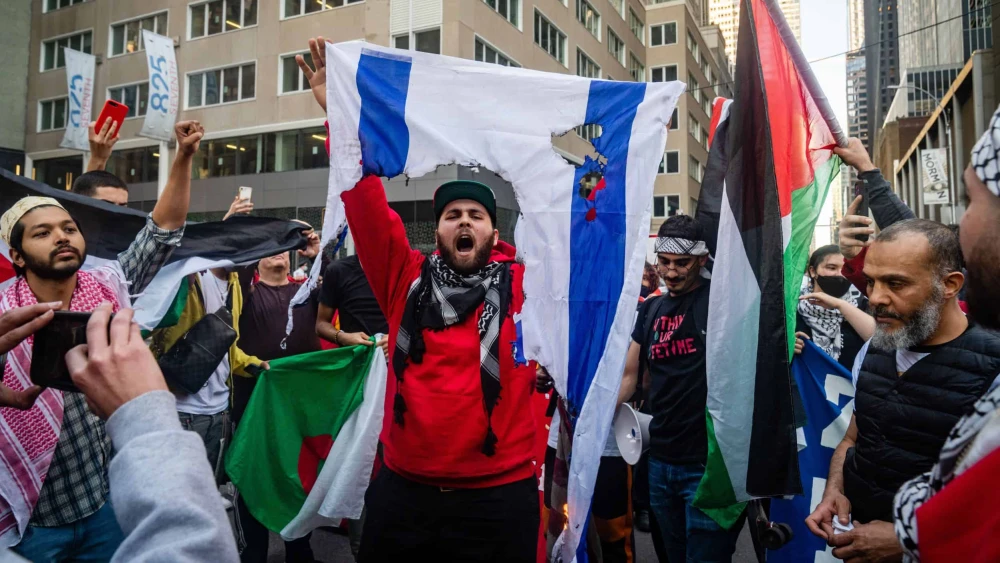 Hamas supporters protest in New York, May 15, 2021. Credit: Wirestock Creators/Shutterstock.