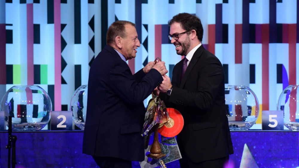 Lisbon Deputy Mayor Duarte Cordeiro hands Tel Aviv Mayor Ron Huldai (left) the official Eurovision key chain at the City Exchange Ceremony for the upcoming Eurovision Song Contest, to be held in Tel Aviv in mid-May, Jan. 28, 2019. Photo by Tomer Neuberg/Flash90.