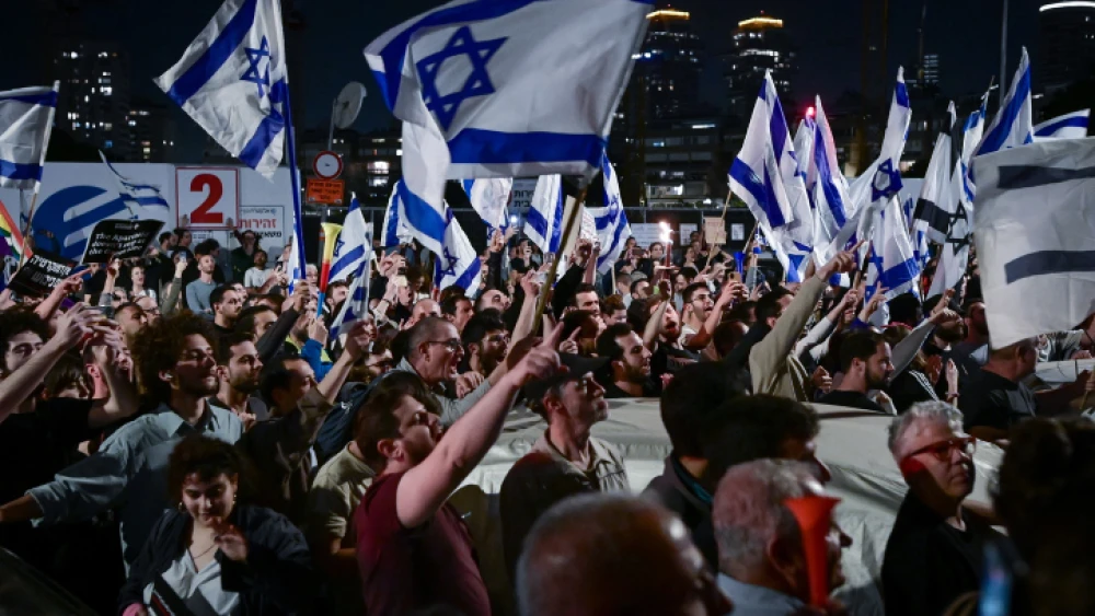 Police officers stand guard while Israelis block the prime minister's wife, Sara Netanyahu, from leaving a Tel Aviv hair salon, March 1, 2023. Photo by Avshalom Sassoni/Flash90.