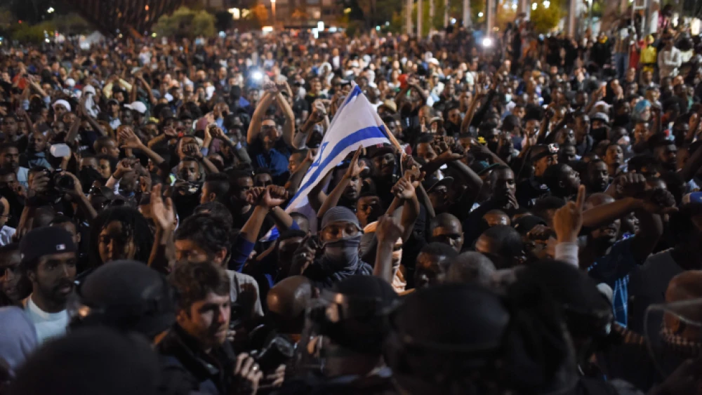 Thousands of Israeli-Ethiopians protest in Tel Aviv against violence and racism directed at Israelis of Ethiopian descent, following a video clip released a few days ago showing police brutally beating up an IDF soldier from the Israeli Ethiopian community. Israeli police charged hundreds and fired stun grenades at the demonstrators earlier this evening, as they tried to clear one of the most violent protests in memory of Tel Aviv. May 3, 2015. Photo by Ben Kelmer/Flash90.