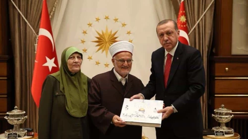 Turkish President Recep Tayyip Erdoğan receives Sheikh Ekrima Sabri and his wife, preacher Naela Sabri, in Istanbul, 2017. Credit: palinfo.com.