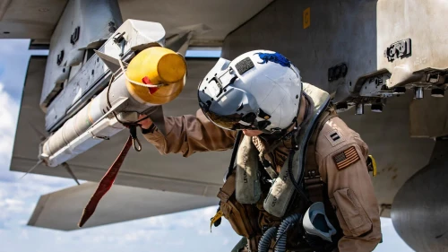 Un marinero estadounidense realiza controles previos a su vuelo en un avión F/A-18E, Super Hornet, como parte de la Operación Furia Épica, el 2 de marzo de 2026. Crédito: Marina de los EE.UU.