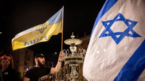 Israelis carry placards and flags during a protest against the Russian invasion of Ukraine, Jerusalem, Oct. 22, 2022. Photo by Yonatan Sindel/Flash90.