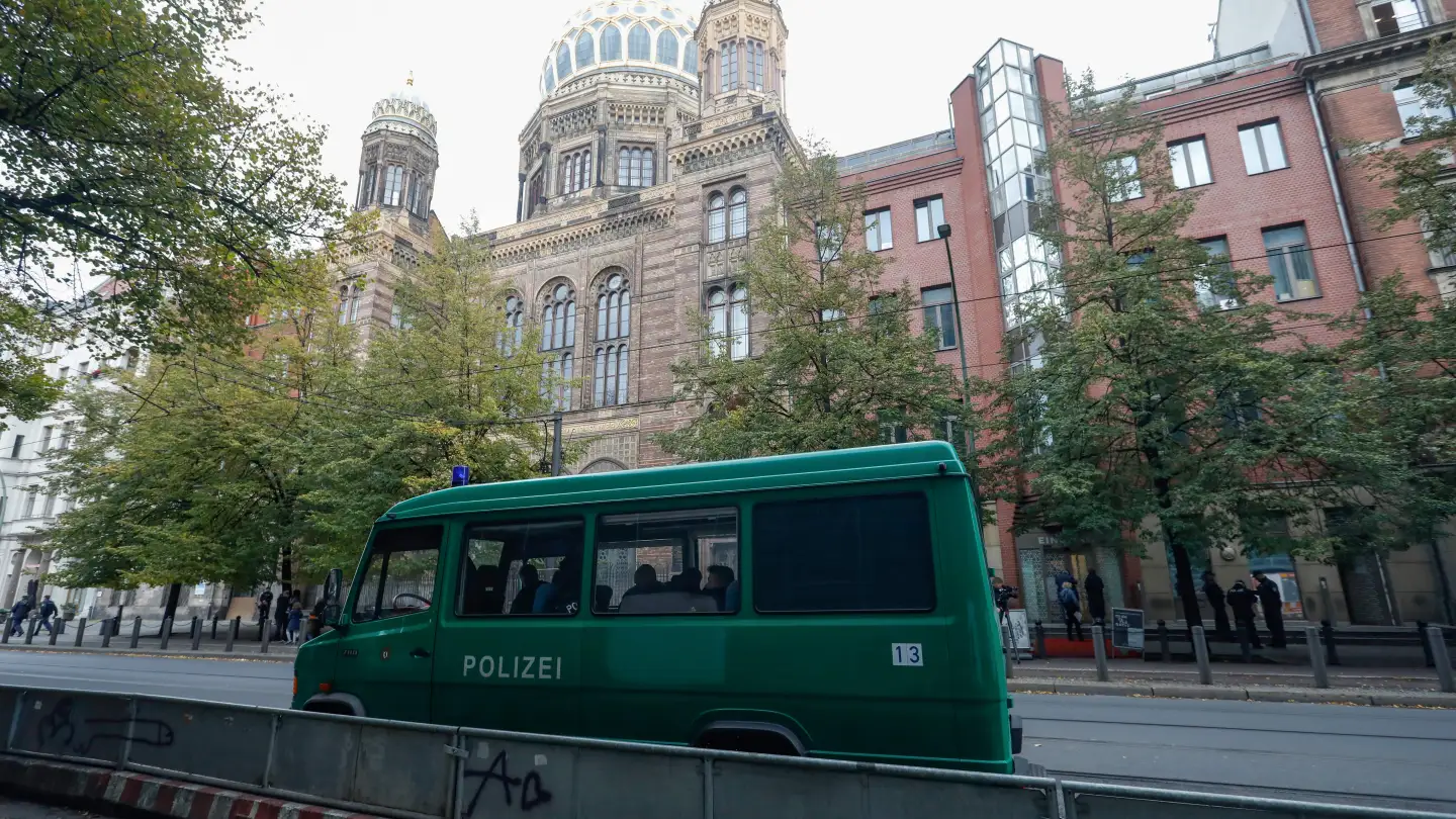 Berlin Jew 'threatened', shown Nazi salute en route to prayer