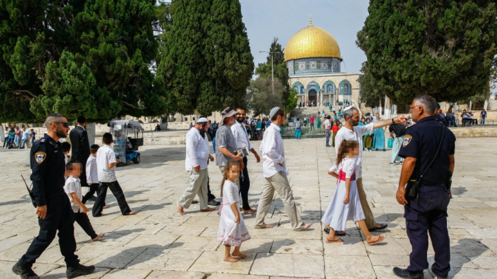 Israeli security personnel escort a group of religious Jews as they visit the Temple Mount in Jerusalem’s Old City on Simchat Torah, Oct. 1, 2018. Photo by Sliman Khader/Flash90.