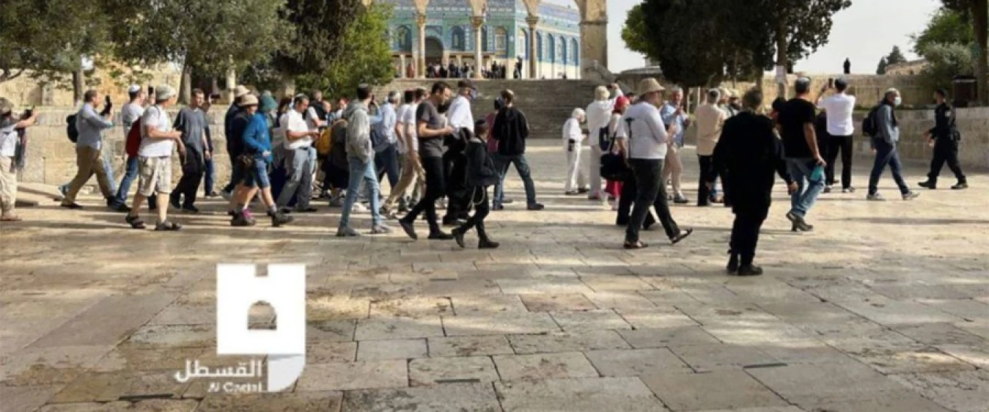 A Jewish group tours the Temple Mount under police supervision. Note the 'Al-Quds' caption claiming they were “breaking into the Al-Aqsa mosque” on the “so-called Passover holiday.” Source: Al-Quds.