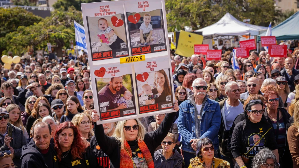 People gather to pay their respects during the funeral service of late Israeli hostages Shiri Bibas and her children Ariel and Kfir, at "Hostage Square" in Tel Aviv, February 26, 2025. Photo by Miriam Alster/Flash90 *** Local Caption *** חרבות ברזל מלחמה שירי אריאל כפיר מסע כיכר החטופים הלוויה