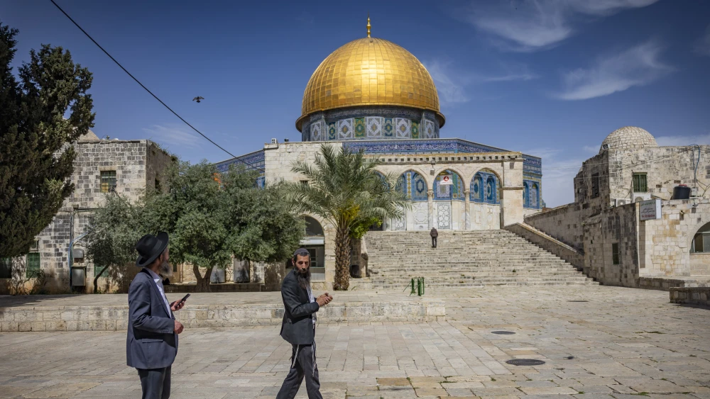 Jews visit the Temple Mount holy site in Jerusalem's Old City ahead of Jerusalem Day, May 14, 2026. Photo by Yonatan Sindel/Flash90.