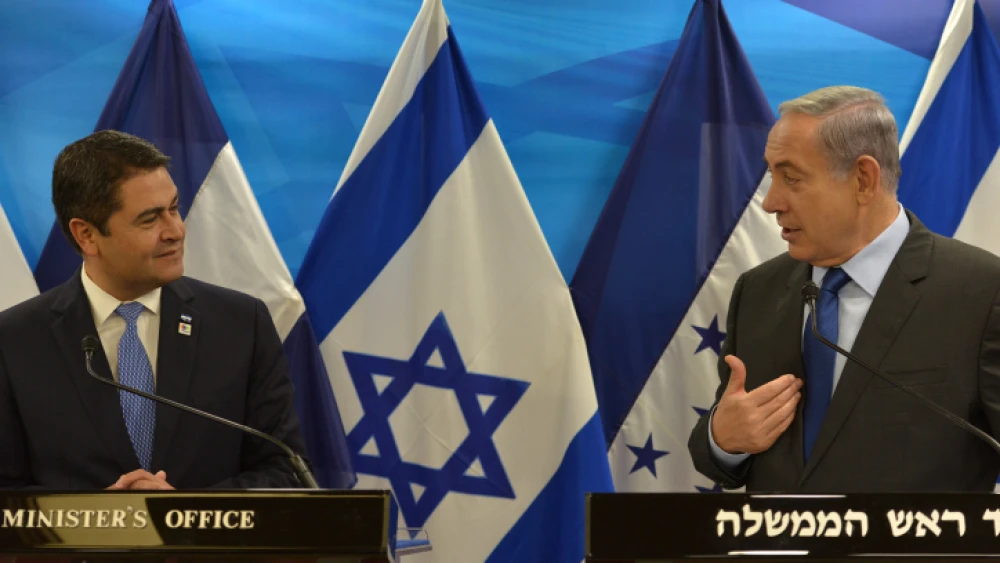 Israeli Prime Minister Benjamin Netanyahu speaks with Honduran President Juan Orlando Hernández in Jerusalem on Oct. 29, 2015. Photo by Kobi Gideon/GPO