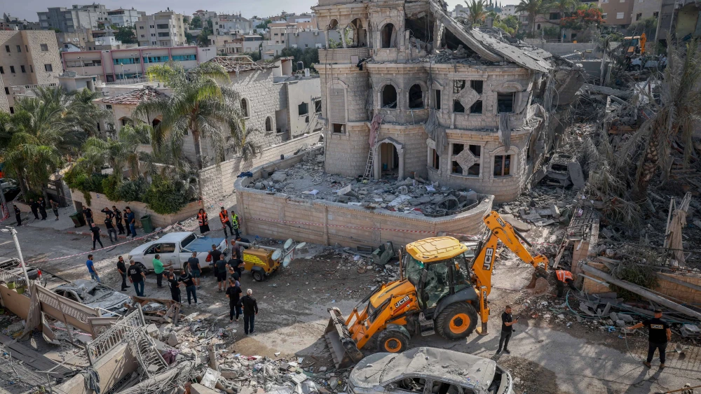 Israeli security and rescue forces at the scene where a ballistic missile fired from Iran hit in Tamra, the Lower Galilee, June 15, 2025. Photo by David Cohen/Flash90.