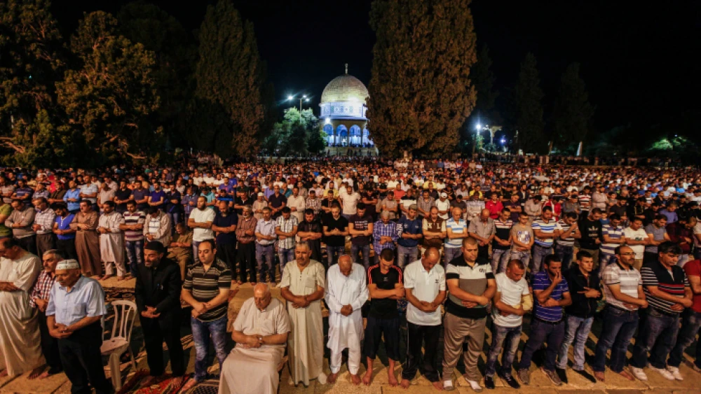 Thousands of Muslim worshippers pray in front of the Dome of the Rock at the Al-Aqsa mosque compound during the holy month of Ramadan in Jerusalem's Old City, June 6 2016. Photo by Sliman Khader/Flash90.