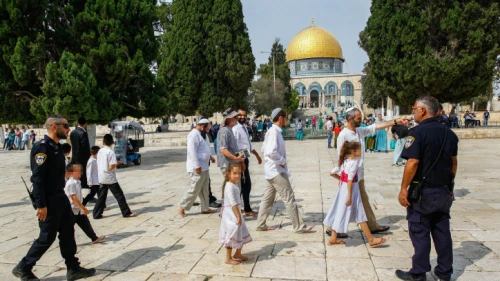 Israeli security personnel escort a group of religious Jews as they visit the Temple Mount in Jerusalem’s Old City on Simchat Torah, Oct. 1, 2018. Photo by Sliman Khader/Flash90.
