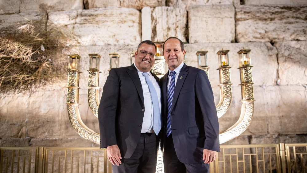 Incoming elected Jerusalem Mayor Moshe Leon and outgoing Jerusalem Mayor Nir Barkat at a Hanukkah event at the Western Wall in Jerusalem on Dec. 3, 2018. Photo by Aharon Krohn/Flash90.