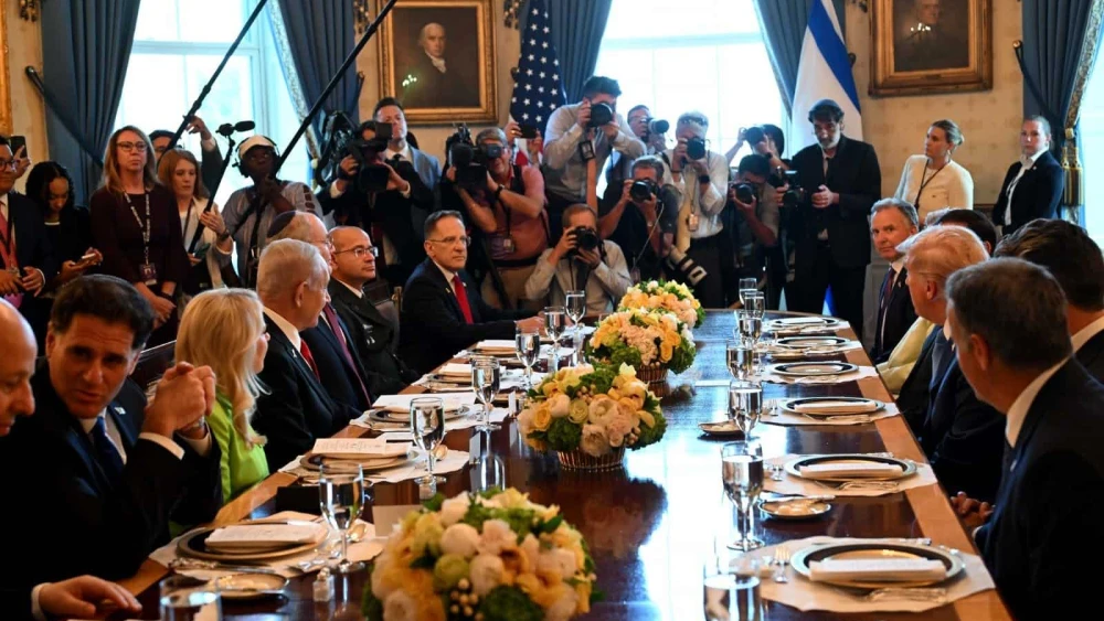 U.S. President Donald Trump, Israeli Prime Minister Benjamin Netanyahu and functionaries from both administrations at a dinner (and press conference) at the White House, Washington, D.C., July 7, 2025. Photo by Avi Ohayon/GPO.