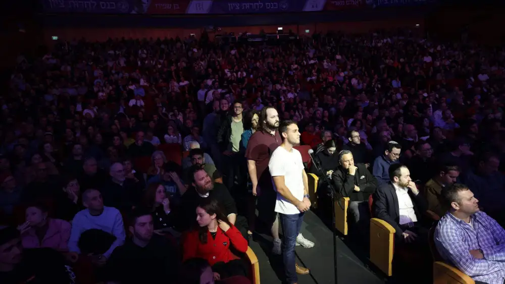 Audience members queue up to ask questions at the Freedom of Zion Conference in Jerusalem, Nov. 19. 2024. Photo by Yaakov Nachumi/Herut Center.
