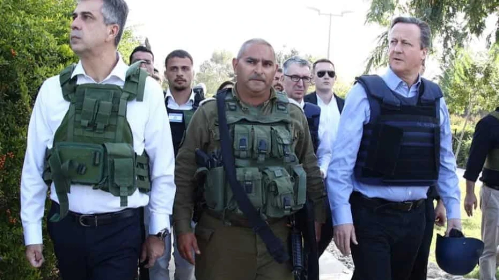 British Foreign Secretary David Cameron (right) and Israeli Foreign Minister Eli Cohen (left) visit Kibbutz Be'eri in southern Israel on Nov. 23, 2023. Photo by Miri Shimonovitz/MFA.