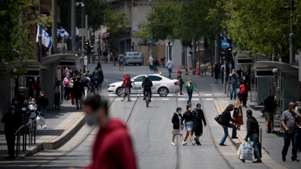 Pedestrians on Jaffa Street in downtown Jerusalem on April 26, 2020. Photo by Yonatan Sindel/Flash90.