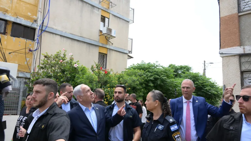 Israeli Prime Minister Benjamin Netanyahu visits Ashkelon after "Operation Shield and Arrow," May 15, 2023. Credit: Amos Ben-Gershom/GPO.