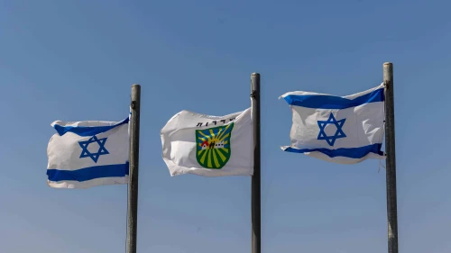 The municipal logo of the southern Israeli city of Sderot is flanked by two national flags, July 28, 2025. Photo by Yossi Aloni/Flash90.