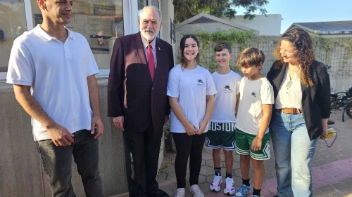 (L to R): Eyal Dvori, principal of Shachar Eshkol Elementary School; US Ambassador Mike Huckabee; students on their first day of school; and Michal Uziyahu, head of the Eshkol Regional Council, Sept. 1, 2025. Credit: Courtesy Jewish National Fund-USA.