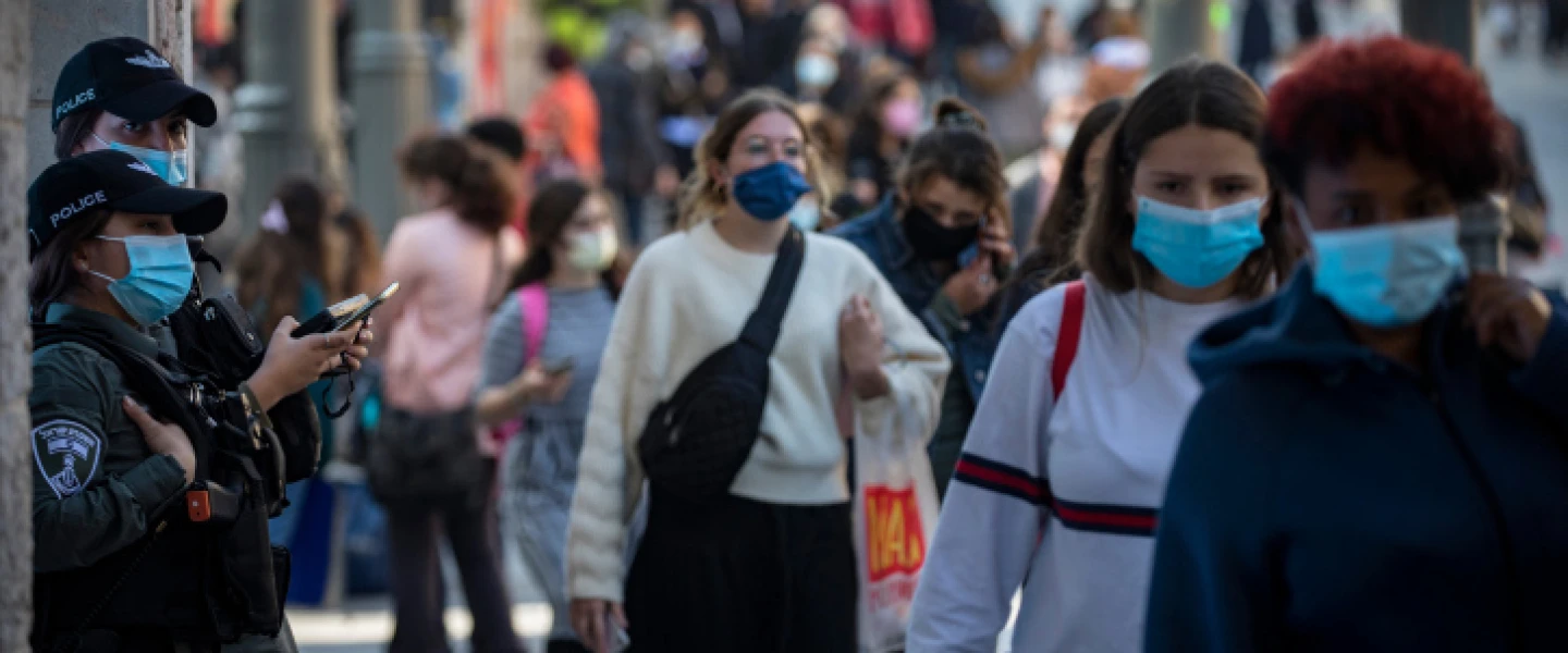 Jerusalemites wearing a face mask walk in Jerusalem City Center on November 29, 2020, as Israel steps out of coronavirus lockdown and rolls back restrictions. Photo by Olivier Fitoussi/Flash90