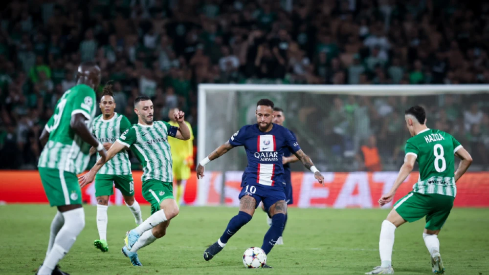 Maccabi Haifa (in green and white) hosts Paris Saint-Germain, September 14, 2022. Credit: Yonatan Sindel/Flash90.