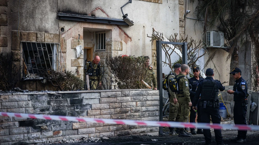 Soldiers and police at a location where a Hezbollah rocket fired from Lebanon hit homes and cars in Kiryat Bialik, near Haifa, Sept. 22, 2024. Photo by Chaim Goldberg/Flash90.