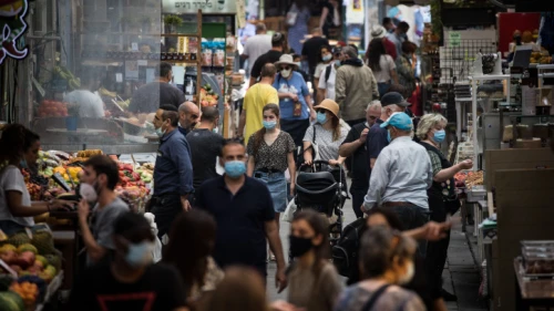 People shop for food at the Machane Yehuda Market in Jerusalem on June 17, 2020. Photo by Yonatan Sindel/Flash90.