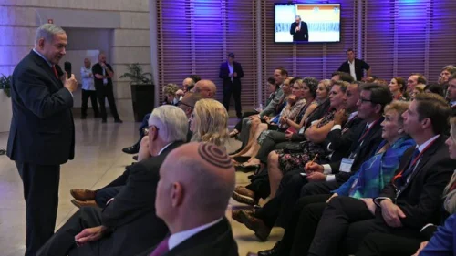 Israeli Prime Minister Benjamin Netanyahu addresses a delegation of 41 Democratic members of Congress in Jerusalem. Credit: AIPAC via Twitter.