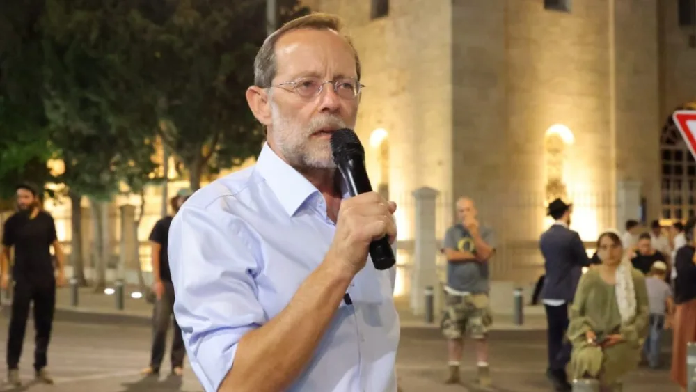 Former Israeli MK Moshe Feiglin speaks at a demonstration outside a jail in Jerusalem on July 23, 2026. Photo by Miri Shimonovich/TPS-IL.