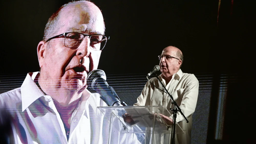 Moshe ("Bogie") Ya'alon leading an anti-government protest on Israel Independence Day, Tel Aviv, April 25, 2023. Photo by Avshalom Sassoni/Flash90.