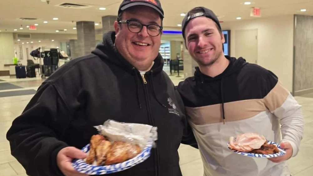Viajeros varados, desviados al Aeropuerto Internacional de Minneapolis-St. Paul como resultado de una tormenta de nieve que azotó a Estados Unidos, disfrutan de comida kosher cortesía de Chabad, del 24 al 25 de enero de 2026. Crédito: Cortesía de Chabad de Minnesota.