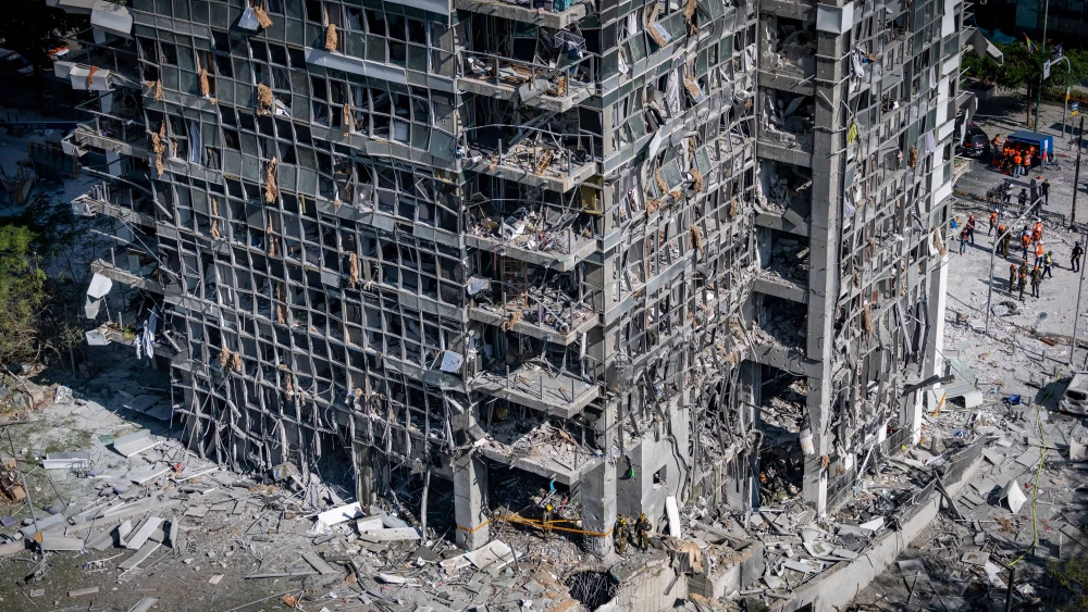 Israeli security and rescue personnel at the scene after a ballistic missile fired from Iran hit in Ramat Gan, June 19, 2025. Photo by Chaim Goldberg/Flash90.