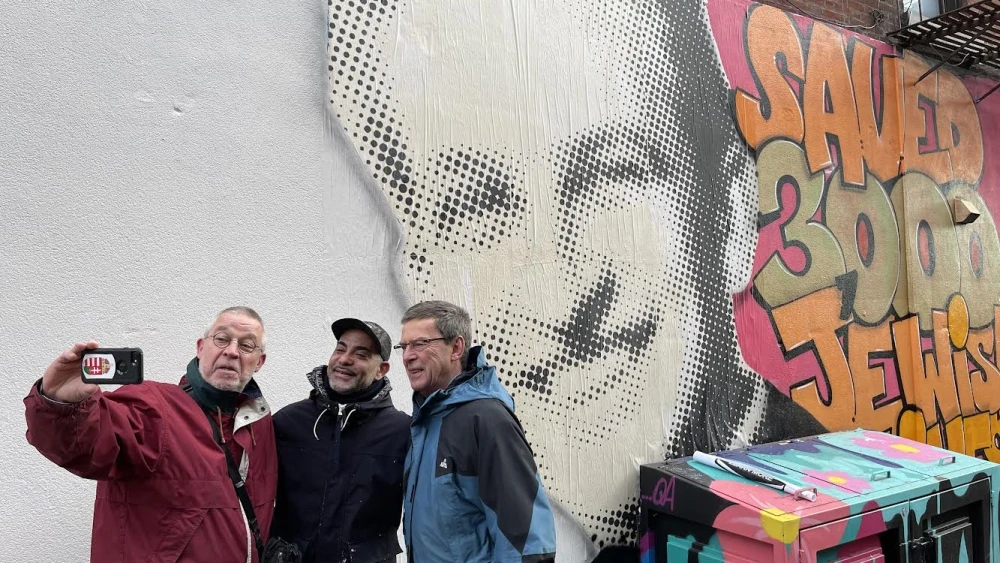 Mural artist Fernando “Ski” Romero is flanked by the sons of Tibor Baranski, Tibor Jr. and Peter. Credit: Artists 4 Israel.