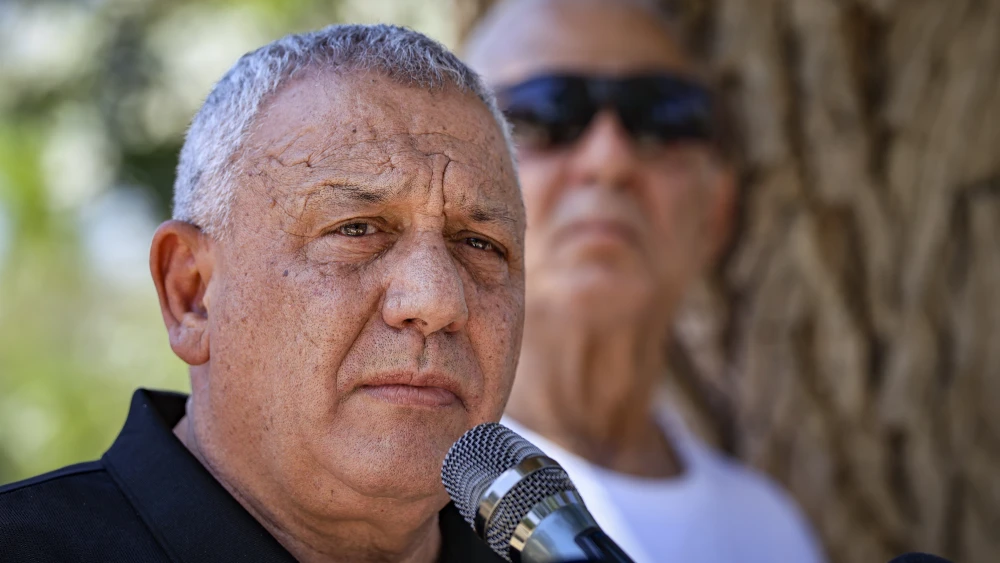 Yashar party chairman Gadi Eisenkot visits Kibbutz Nir Oz, near the Gaza border, as part of his election campaign, Aug. 5, 2026. Photo by Tsafrir Abayov/Flash90.