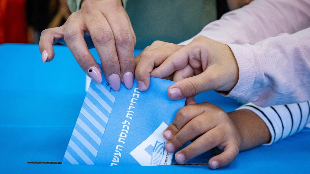 Israelis cast their ballots in the Israeli general elections, at a voting station in Jerusalem,on November 1, 2022. Photo by Olivier Fitoussi/Flash90