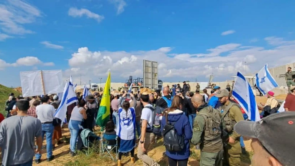 Israelis protest at the Kerem Shalom border crossing with Gaza, Jan. 29, 2024. Credit: TPS.