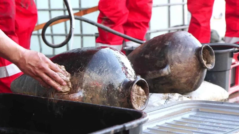 Canaanite jars are exposed to daylight after more than 3,300 years on the bottom of the Mediterranean Sea. Photo: Emil Aladjem / Israel Antiquities Authority.
