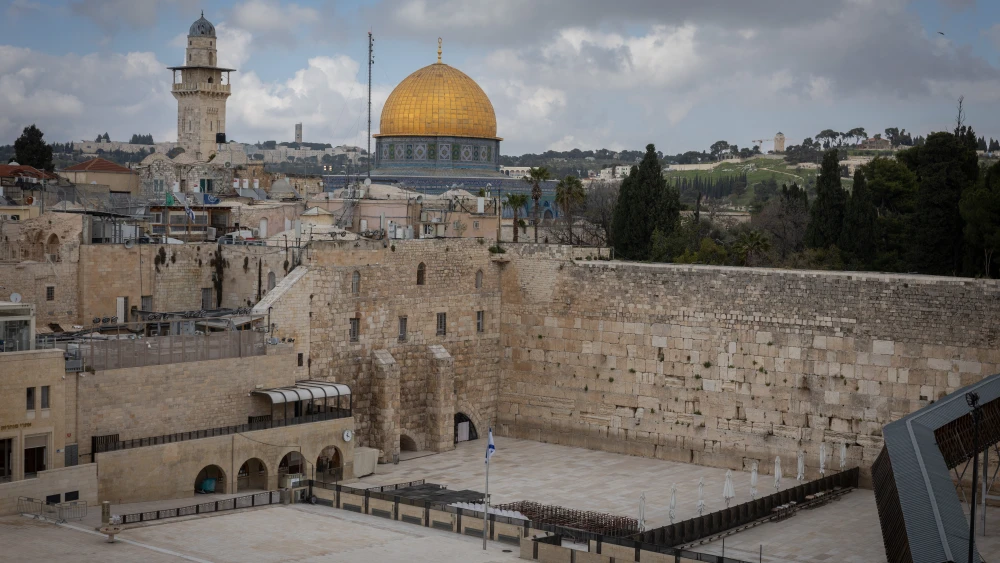 A view of the Western Wall plaza in Jerusalem, largely empty and closed due to the ongoing war with Iran and Hezbollah and continued missile fire on Israel, March 30, 2026. Photo by Chaim Goldberg/Flash90.
