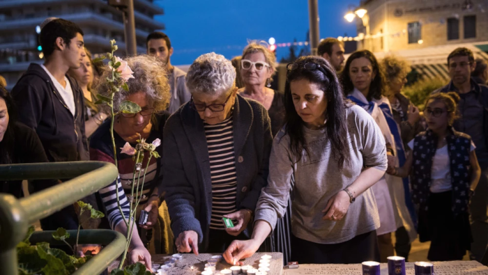 French Israelis light memorial candles as they gather at Paris Square in Jerusalem in a demonstration against anti-Semitism in France following the murder of Mireille Knoll, an 85-year-old Jewish woman in Paris, March 28, 2018. Photo by Hadas Parush/Flash90.