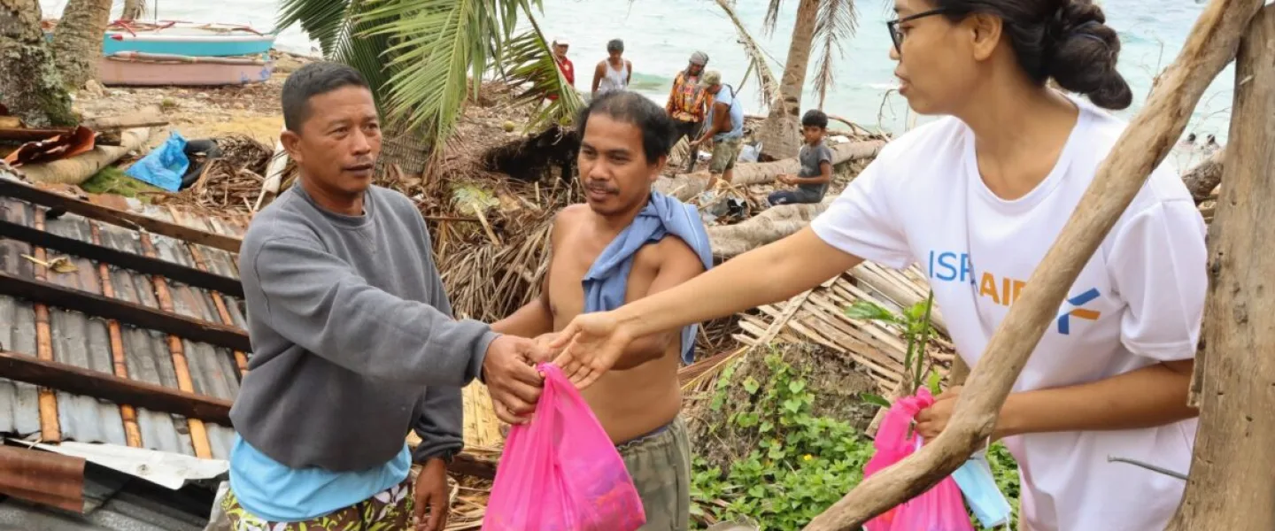 An IsraAID volunteer bringing urgent aid to victims of Typhoon Odette in the Philippines. Photo by Jeriel Nunez.