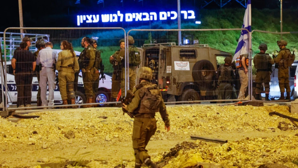 Israeli security personnel at the scene of a Palestinian stabbing attack at the Gush Etzion Junction in Judea, April 17, 2023. Photo by Gershon Elinson/Flash90.