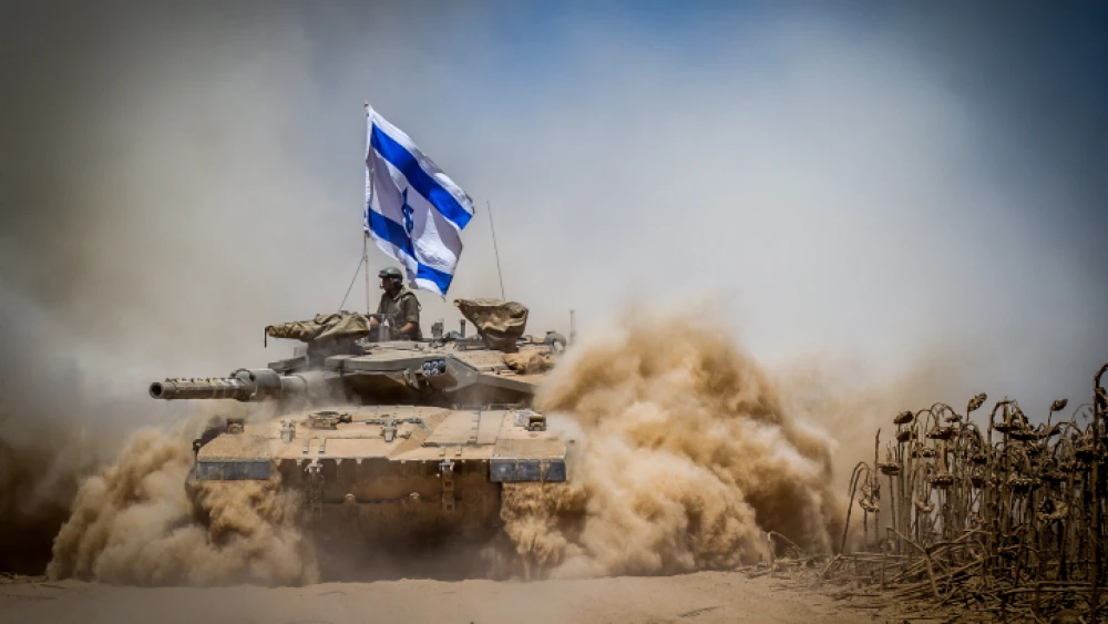 An Israeli Merkava tank pulls back from the Gaza Strip near the border with Israel, Aug. 3, 2014. Photo by Flash90.