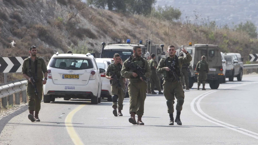 Israeli soldiers conduct searches in the Palestinian village of Madama near the Samaria city of Nablus, Aug. 24, 2016. Photo by Nasser Ishtayeh/Flash90.