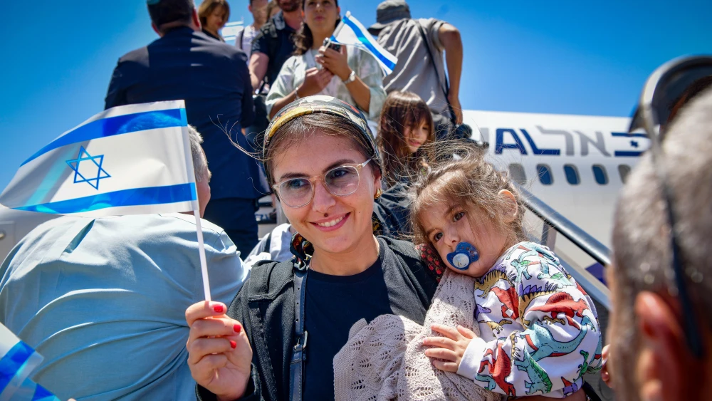 New immigrants from France arrive to the Ben Gurion airport in central Israel on June 25, 2025. Photo by Avshalom Sassoni/Flash90.