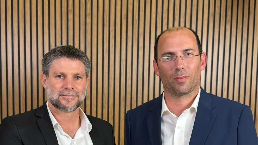Israeli Finance Minister Bezalel Smotrich, left, and Knesset Constitution, Law and Justice Committee Chairman Simcha Rothman shake hands on Sept. 15, 2026 as they announce a new judicial reform plan. Credit: @bezalelsm/X.
