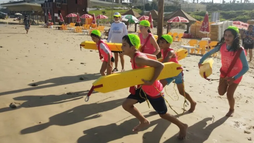 Children in an Israel Life Saving Federation course learning how to rescue swimmers in distress. Photo by Jordan Polevoy.