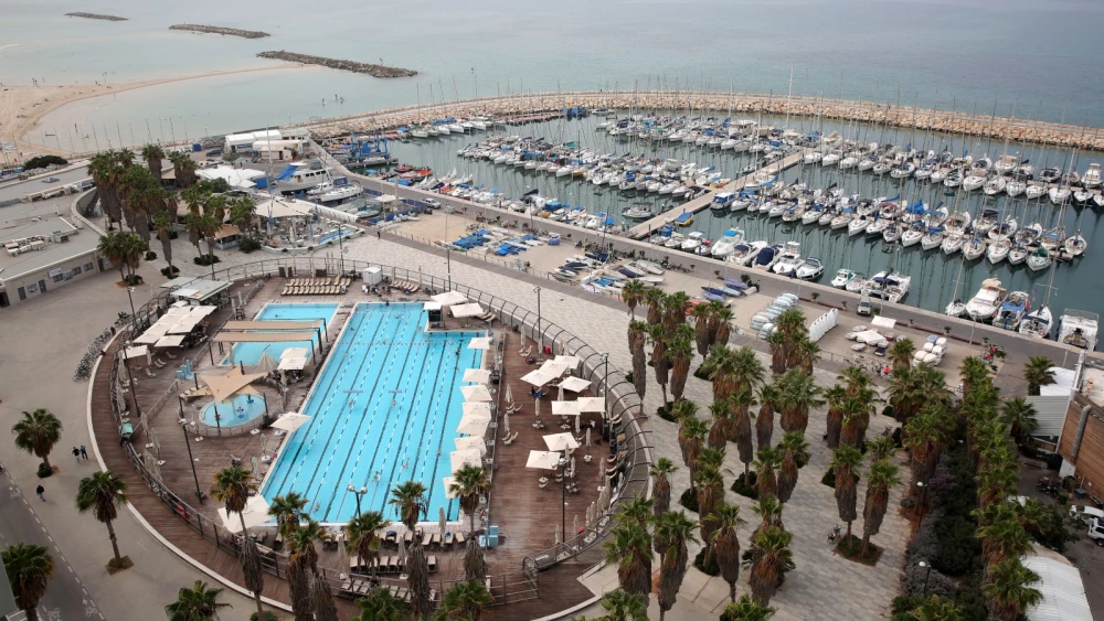 The pool at Tel Aviv's Gordon Beach. Photo by Liron Almog/Flash90.
